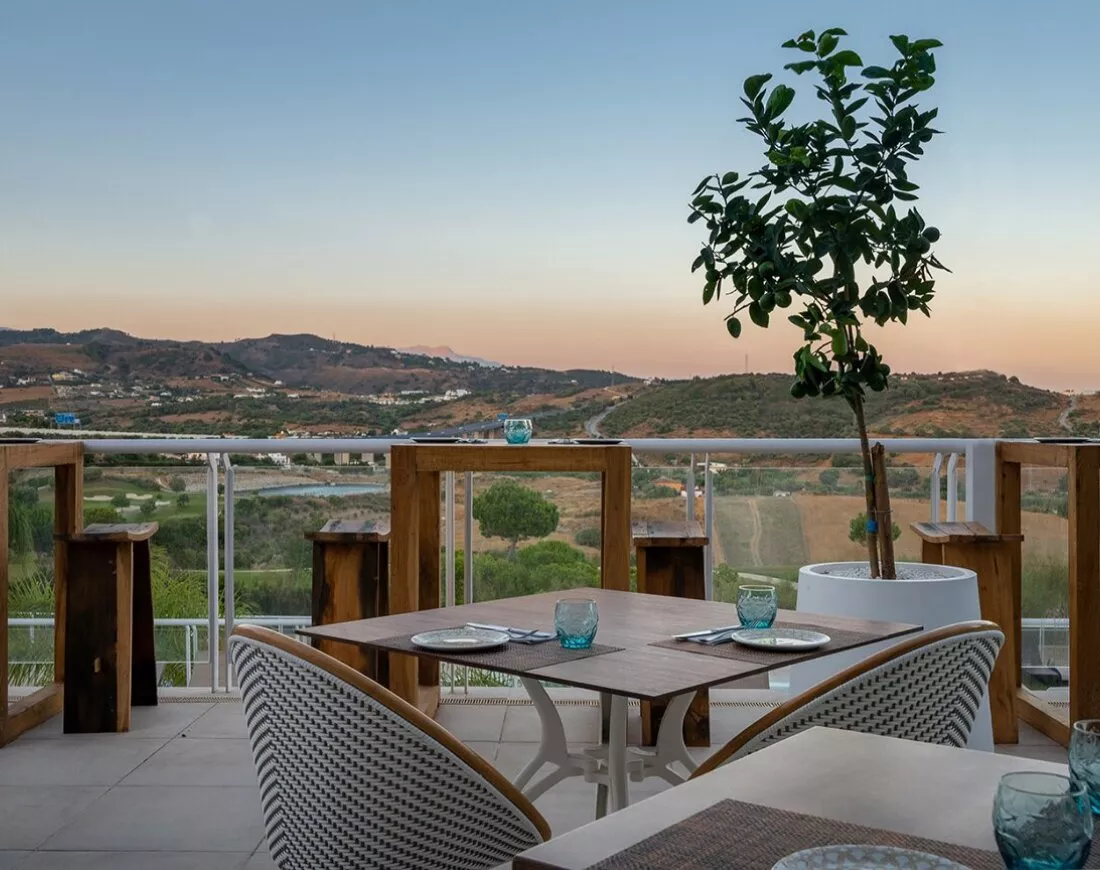 Terras van La Boquerona bij zonsondergang met uitzicht over de heuvels en de golfbaan