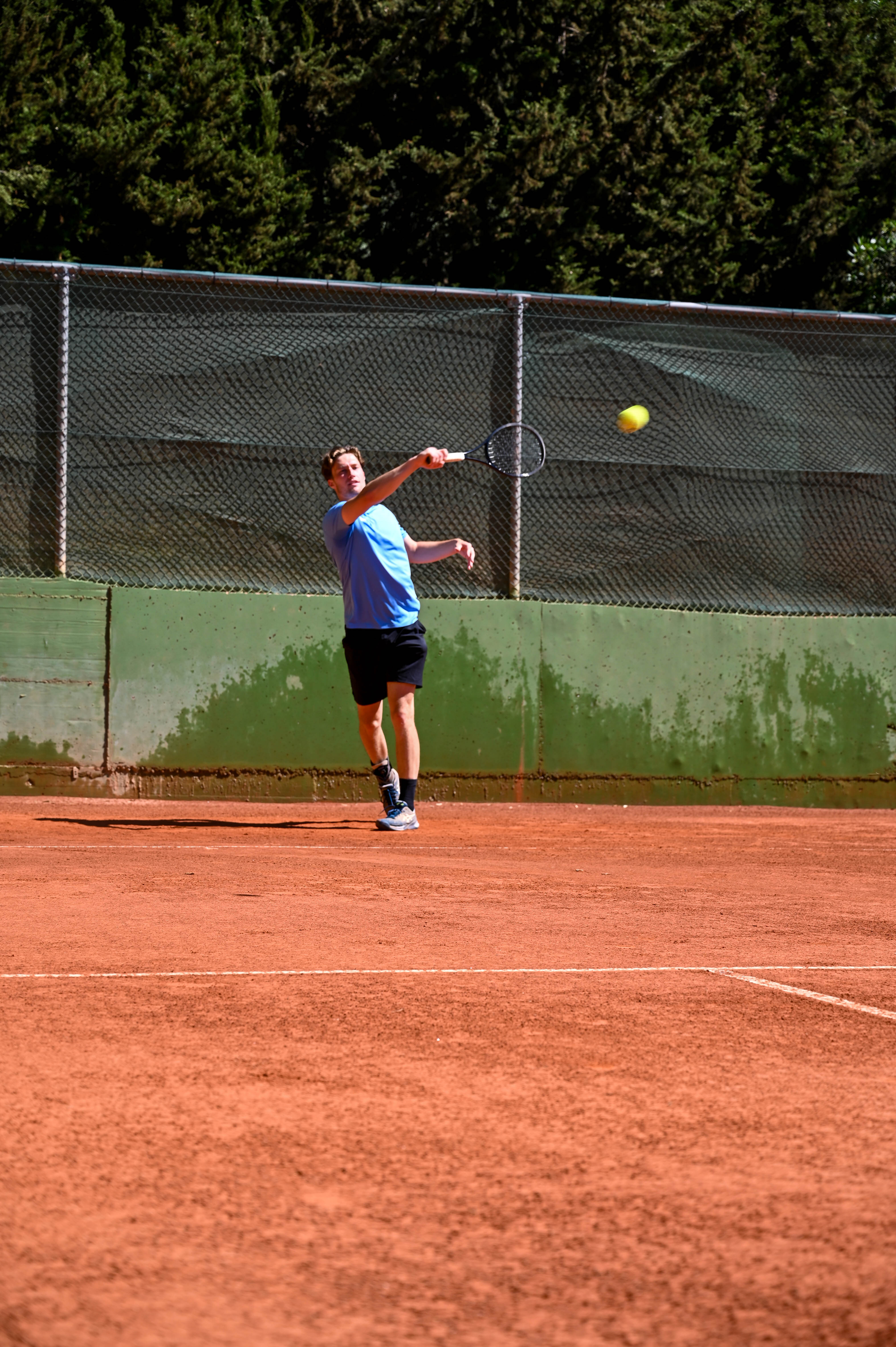 Speler in actie tijdens de ochtendtraining op gravel