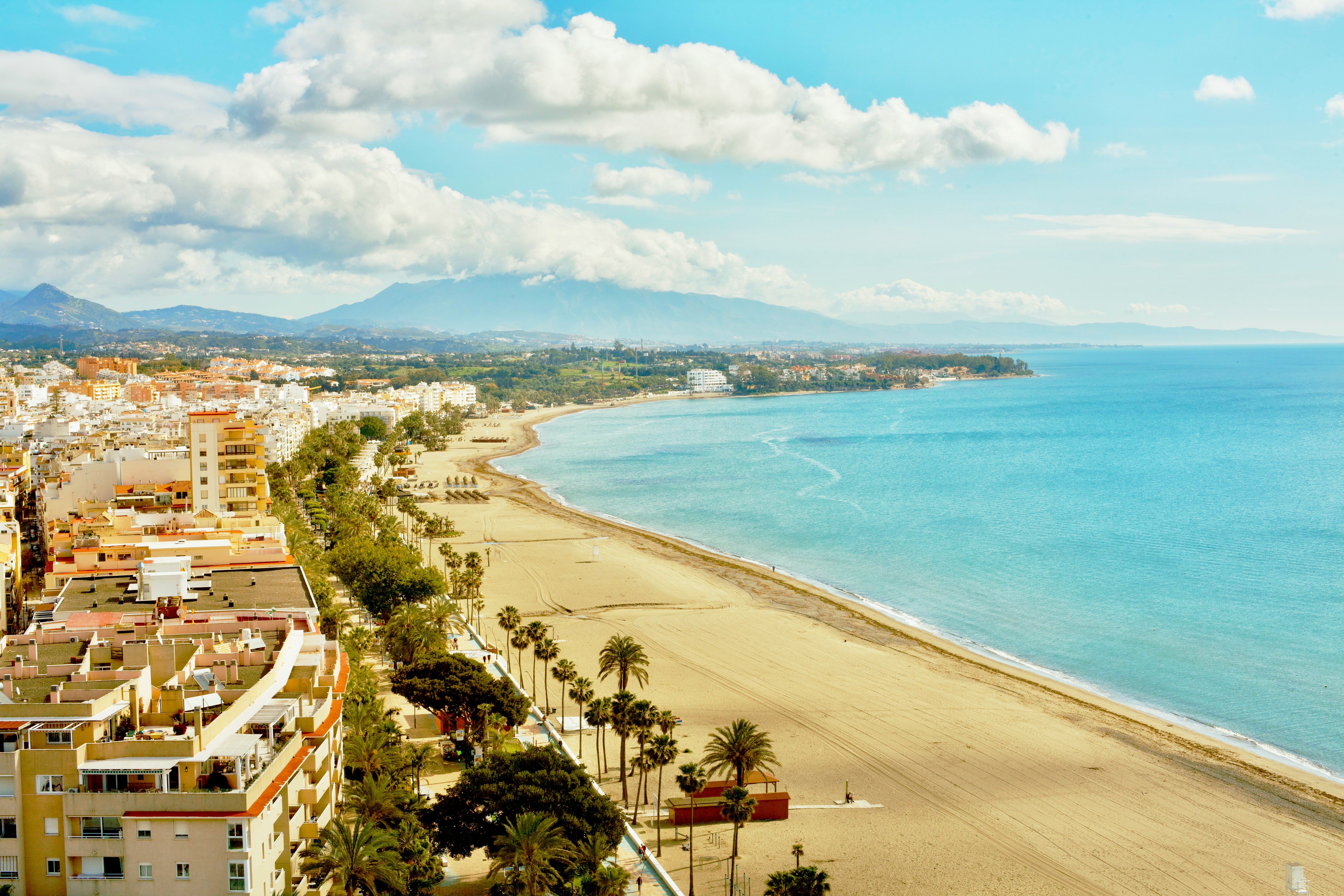 Het strand en de boulevard van Estepona aan de Costa del Sol